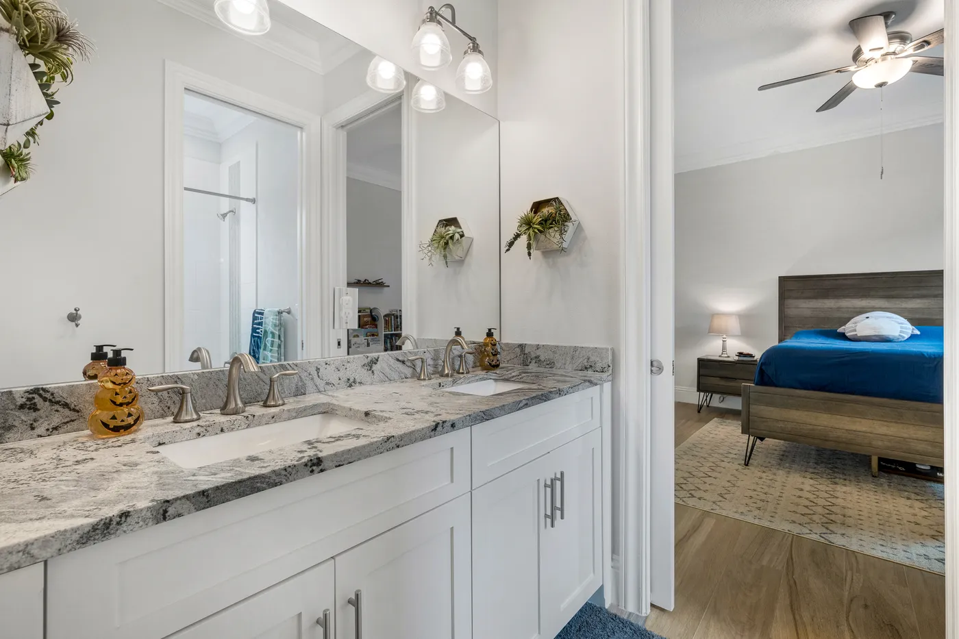 2340 Pine Valley Road: a further guest bedroom
